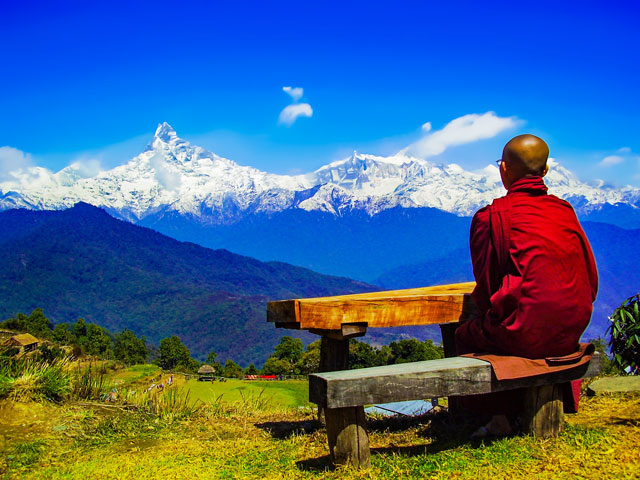 僧侶とヒマラヤ山脈